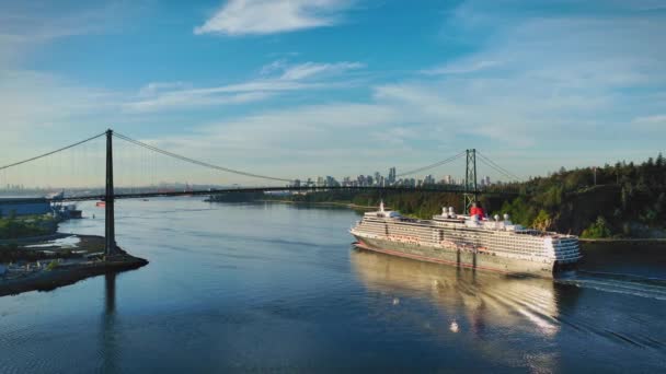 Kreuzfahrtschiff Reflektiert Lion Gate Bridge Bei Sonnenuntergang — Stockvideo