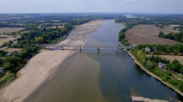 Majestätisk Bro Över Floden Lider Extrem Torka Frankrike Flygfoto — Stockvideo