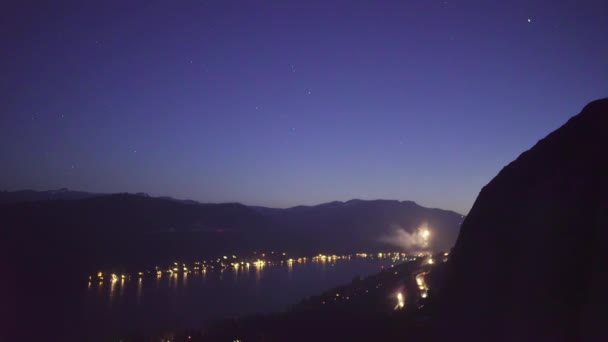 Широкий Выстрел Глядя Вниз Фейерверк Освещающий Ночное Небо Над Озером — стоковое видео
