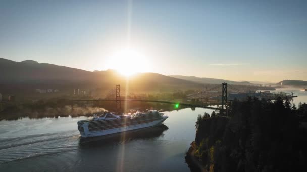 Cruiseschip Komt Leeuwen Gate Bridge Binnen Tijdens Golden Hour Vancouver — Stockvideo