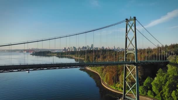 Drohnen Luftaufnahme Vancouver Bridge Mit Anfliegendem Boot Kanada — Stockvideo