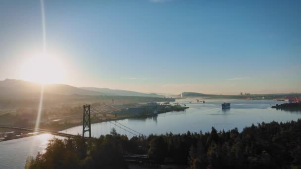 Széles Légi Felvétel Kanadai Vancouverben Lévő Oroszlánkapu Hídról — Stock videók