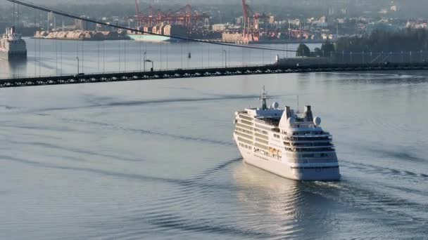 Luchtfoto Van Een Cruiseschip Onder Lion Gate Bridge Vancouver Canada — Stockvideo