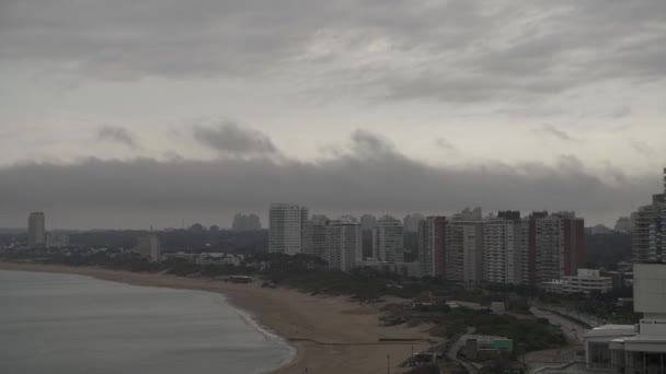 Stormig Molnig Himmel Vid Punta Del Este Strand Och Kust — Stockvideo