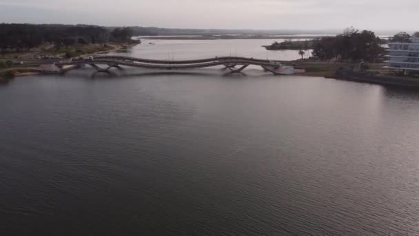 Légi Drón Kilátás Leonel Viera Szokatlan Hullámos Híd Autók Átkelés — Stock videók