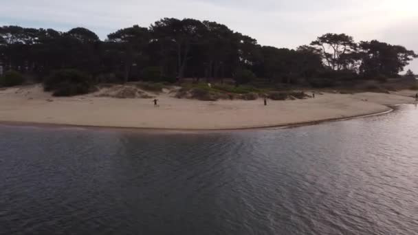 孩子们在乌拉圭的马尔多纳多河岸玩风筝 空中无人驾驶飞机视图 — 图库视频影像