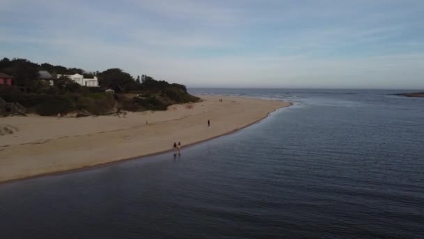 孩子们在乌拉圭的马尔多纳多河岸玩耍 空中无人驾驶飞机视图 — 图库视频影像
