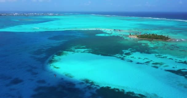 コロンビアのサンアンドレス島の青い水とサンゴ礁を飛行するドローン映像 周囲の島々を捉える Haynes Cay Acuario — ストック動画