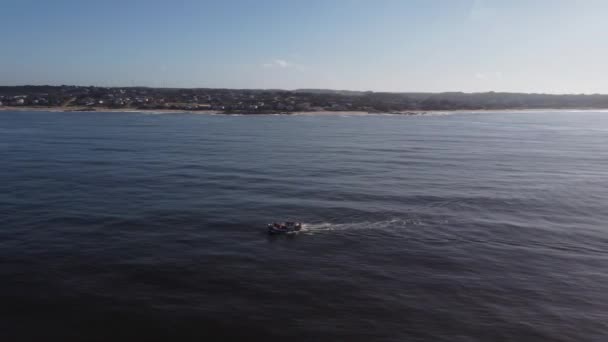Barco Pesca Navegando Oceano Atlântico Com Litoral Uruguaio Segundo Plano — Vídeo de Stock