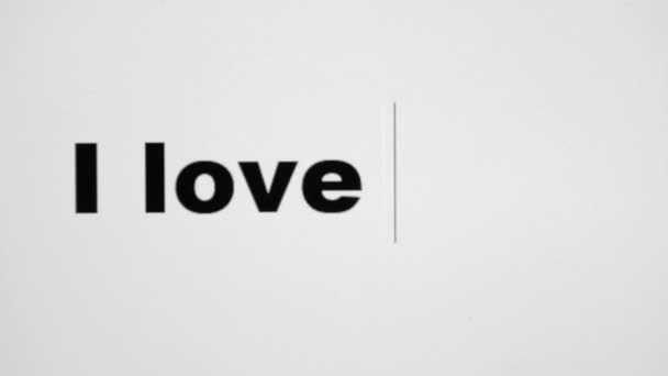 Die Wörter Love You Auf Einem Computerbildschirm Eintippen Makrodetails Mit — Stockvideo
