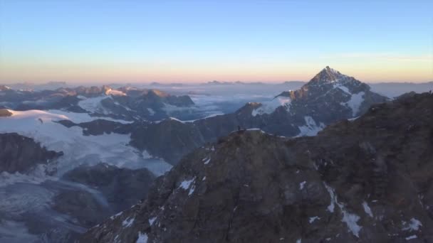 Vue Aérienne Des Grimpeurs Qui Montent Crête Lion Jusqu Cervin — Video