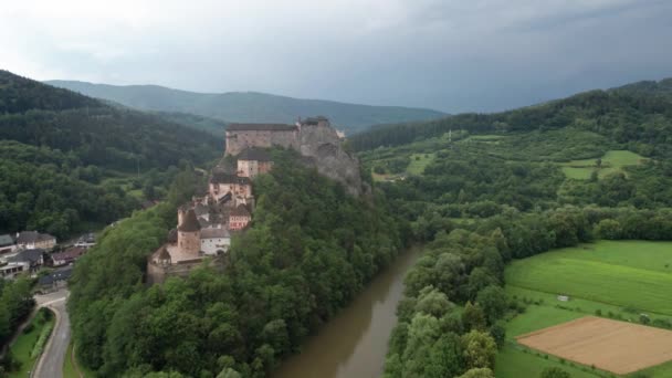 Orava Castle Ist Eine Burg Auf Einem Hohen Felsen Über — Stockvideo