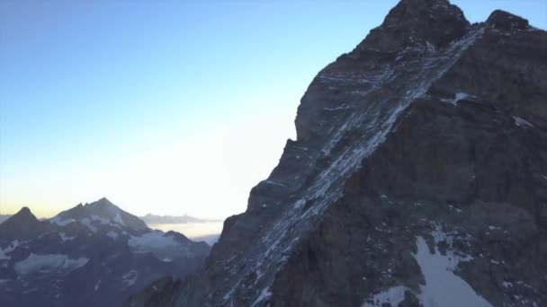 Matterhorn Vid Soluppgången Blå Himmel Bakom Branta Taggiga Bergstoppar Alperna — Stockvideo