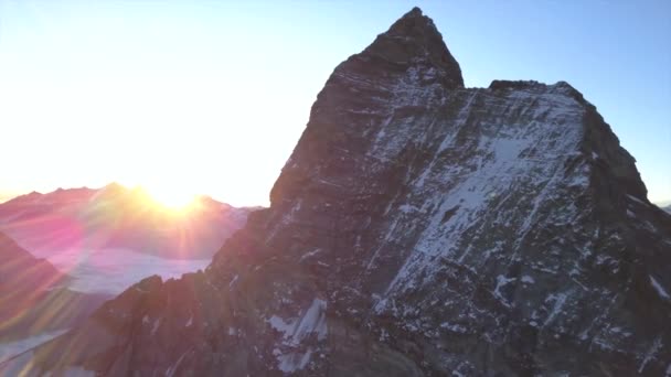 Piękny Wschód Słońca Nad Odległym Grzbietem Górskim Słynnym Szczytem Kształcie — Wideo stockowe