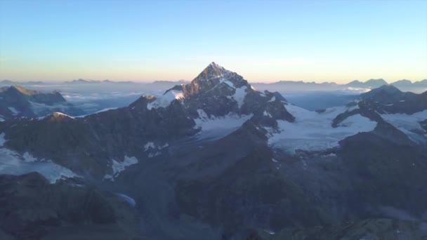 Szeroki Wysokogórski Widok Lotu Drona Matterhorna Wschodzie Słońca Szczytem Oświetlonym — Wideo stockowe