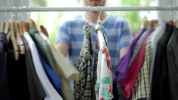 Snelle Shirt Fashion Keuze Uit Een Beperkte Kledingkast — Stockvideo