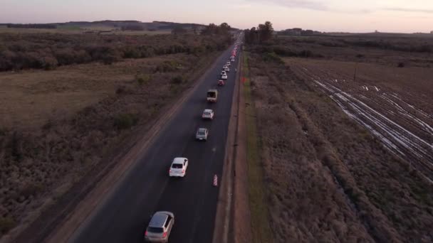 Verkeersopstopping Landelijke Route Bij Zonsondergang Uruguay Luchtfoto Drone Pov — Stockvideo