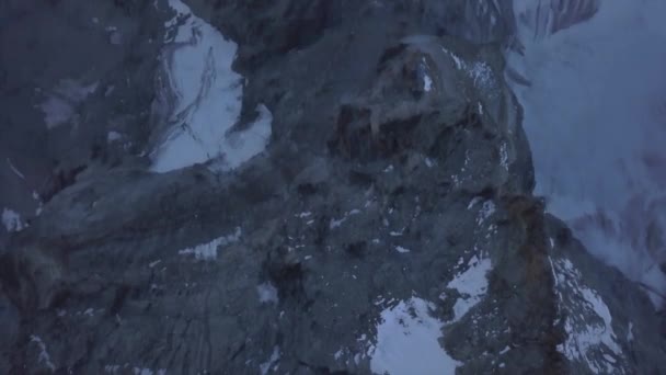 Drsná Krajina Matterhornu Před Slunečním Svitem Kapsami Sněhu Letecký Pohled — Stock video