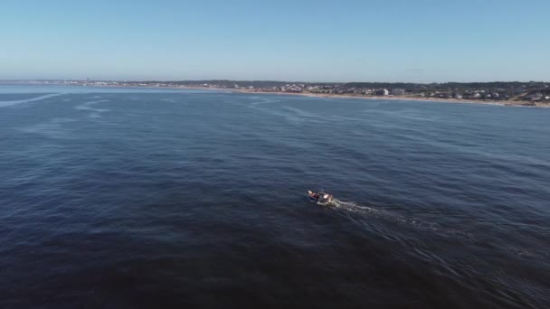 Vista Aérea Barco Pesca Que Cruza Oceano Atlântico Longo Costa — Vídeo de Stock