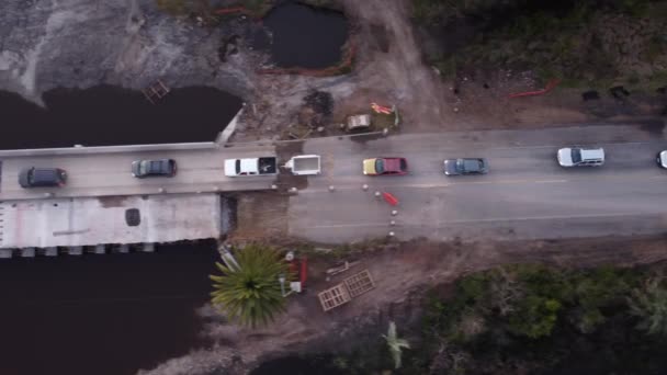 Línea Coches Que Cruzan Puente Peligroso Construcción Uruguay Sudamérica Vista — Vídeo de stock