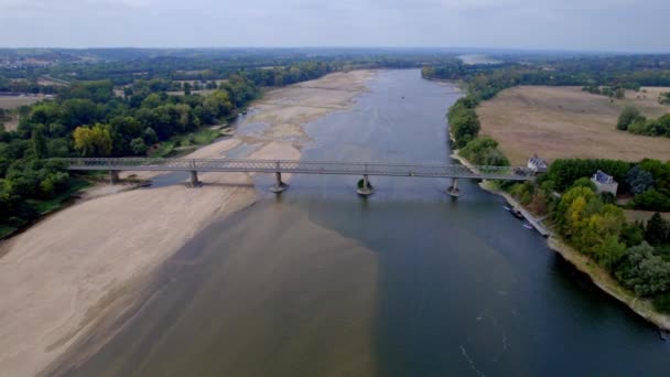 フランスの古い橋とドライロワール川 高角度ドローンビュー — ストック動画