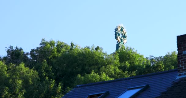 コーンウォールのサルタッシュで夏の日に青い空の背景を持つ木々の上に輝くコーンウォールの十字架 — ストック動画