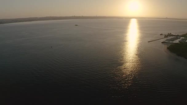 美妙的风景 夜晚的天空映衬在水面上 环绕着野生动植物群的河流空中景观 — 图库视频影像