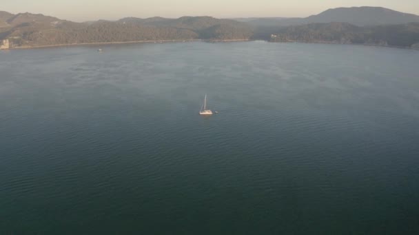 梦幻河里的豪华帆船 — 图库视频影像