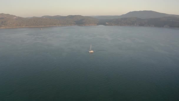 Βουνά Και Γλυκό Σκάφος Catamaran Στο Ποτάμι Drone Εναέρια Θέα — Αρχείο Βίντεο