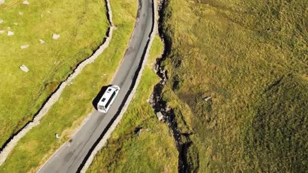 Kirkstone Geçidi Mini Otobüs Havacılık Gölü Bölgesi Ulusal Parkı Cumbria — Stok video