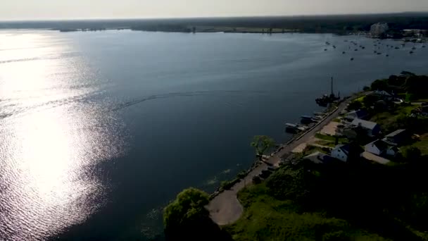 潘跟着一艘船穿过Muskegon湖 — 图库视频影像