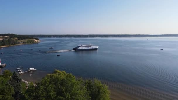 Stigande Rörelse Över Lake Express Ferry Muskegon Lake — Stockvideo