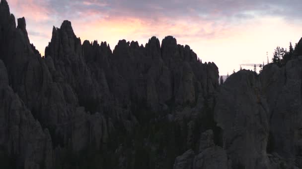 Drona Care Zboară Deasupra Vârfurilor Granit Din Custer State Park — Videoclip de stoc