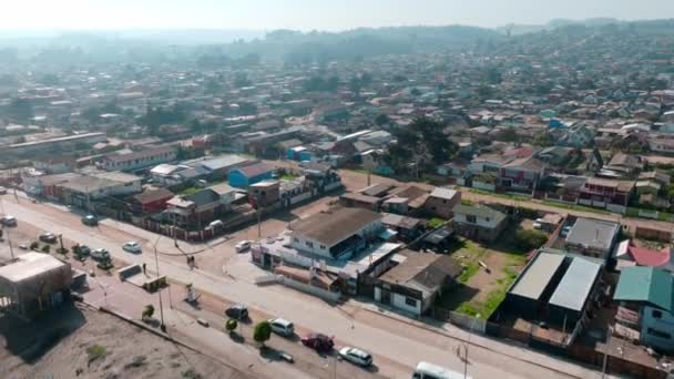 砂のビーチの近くのカルタヘナの海辺の地区にある低住宅の空中ドルリー 背景にマウント バルパライソ — ストック動画