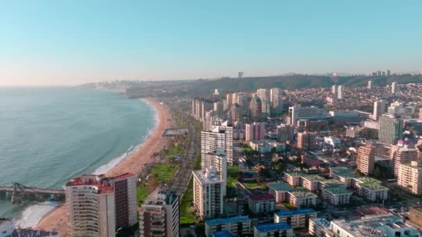 智利沙岸 绿松石海和码头附近的Via Del Mar社区建筑的空中娃娃 — 图库视频影像