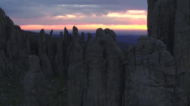 日落期间南达科他州卡斯特州立公园的空中独特花岗岩峰地质结构 — 图库视频影像