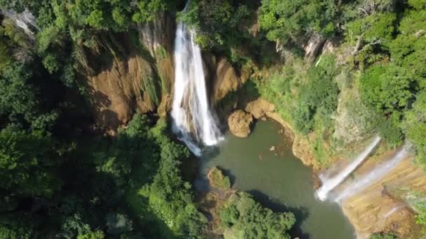 Piękny Strzał Drona Odlatujący Thi Wodospad Widziany Góry Poza Utartym — Wideo stockowe