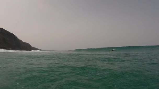 Água Tiro Largo Surfista Macho Montando Com Poder Sozinho Oceano — Vídeo de Stock