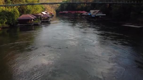 Drone Strzał Latający Szybko Obok Czarującej Pływającej Wsi Nad Rzeką — Wideo stockowe