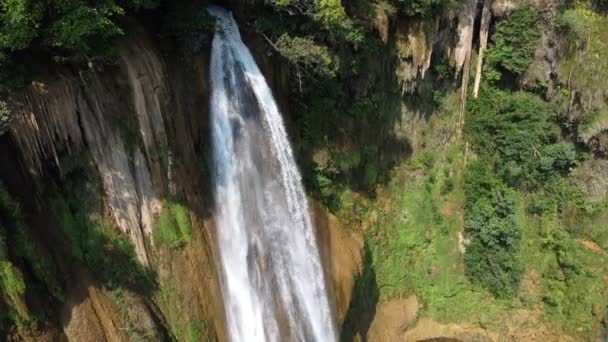 Belo Close Drone Tiro Thi Cachoeira Localizado Fundo Selva Remota — Vídeo de Stock