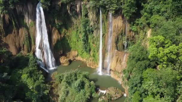 一架令人惊艳的无人驾驶飞机从热带泰罗苏瀑布起飞 落在位于东南亚横滨地区的泰国北部背包客天堂的破旧跑道外 — 图库视频影像