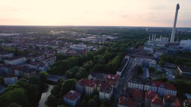 Hoher Weißer Schornstein Einer Fabrik Der Oker Der Stadt Braunschweig — Stockvideo