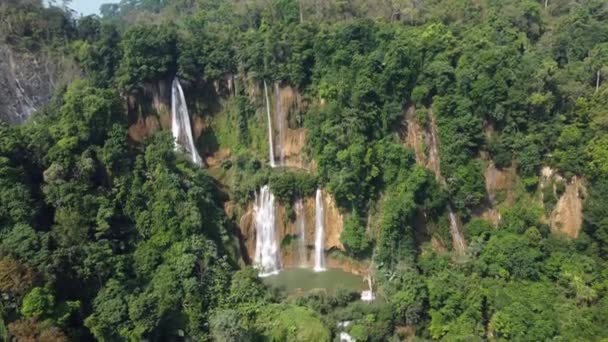 Rotacyjny Strzał Drona Wodospadu Thi Znajdującego Się Poza Utopionym Szlakiem — Wideo stockowe