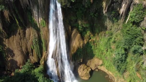 Закрити Безпілотний Постріл Thi Waterfall Біля Битого Шляху Джунглях Північного — стокове відео