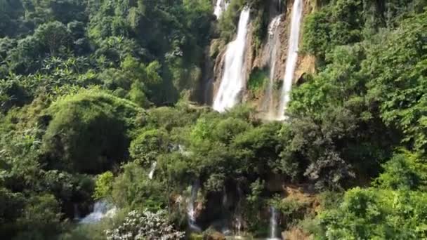 北タイのウンパンのジャングルの奥深くに位置する熱帯のティ スー滝の美しいドローンショットアジア — ストック動画