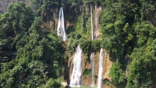 Lindo Tiro Drone Girando Torno Cachoeira Thi Selva Aventuras Umphang — Vídeo de Stock