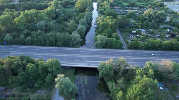 Autos Fahren Über Die Autobahn A392 Deutschland Braunschweig Brücke Über — Stockvideo