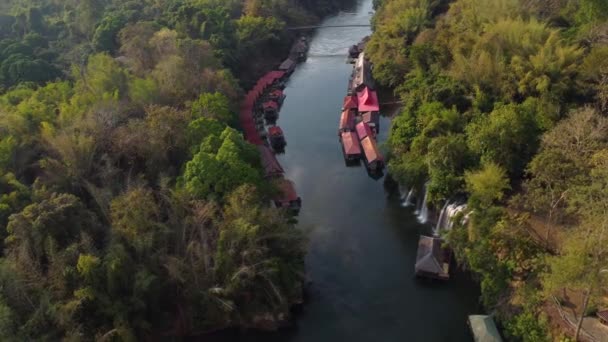 Drone Rotazionale Fiume Mezzo Alla Giungla Con Cascate Villaggio Galleggiante — Video Stock