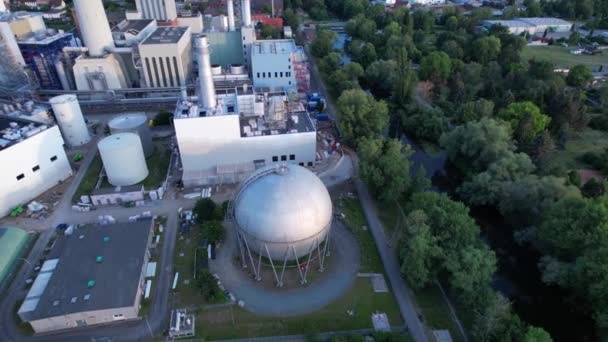 Großer Runder Gastank Auf Dem Gelände Eines Großkraftwerks Der Deutschen — Stockvideo