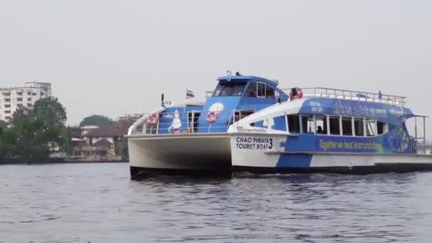 Traghetto Blu Bianco Sta Navigando Sul Fiume Bangkok Nella Capitale — Video Stock